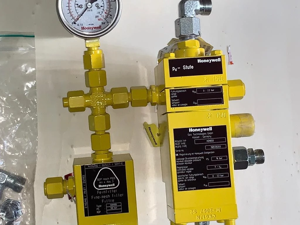 Honeywell HON 650 pilot with HON 905 fine mesh filter and pressure gauge