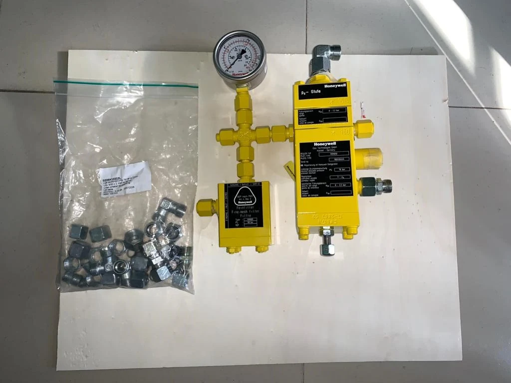 Honeywell HON 650 pneumatic pilot gas pressure regulator assembly with pressure gauge